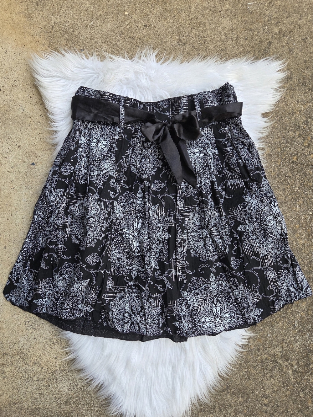 Black & White Pattern Print Tie-Waist Skirt - Size Medium